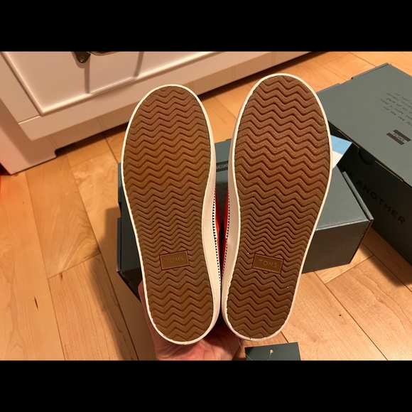 Brand new never worn in the box Toms Pasadena Youth Size 4 - Picture 6 of 9